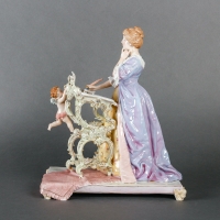 Porcelaine, du XIXème siècle représentant élégante à son écritoire, style Napoélon III
