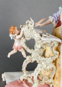 Porcelaine, du XIXème siècle représentant élégante à son écritoire, style Napoélon III