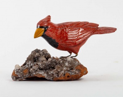 Oiseau en marbre, sculpté reposant sur une roche avec des cristaux Brut, XXème|||||||