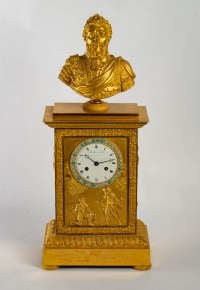 Pendule d&#039;époque Restauration (1815 - 1830) ornée d&#039;un buste d&#039;Henri IV.