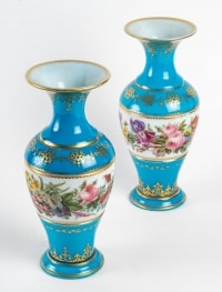 Paire de vases avec fleurs en opaline, XIXème siècle