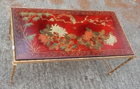1950/70′ Table Basse Bronze Décor Palmier, Plateau Laque de Chine Rouge Style Maison Baguès