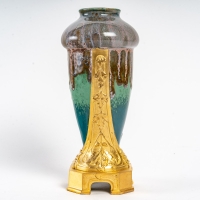 Vase en grès flammé à décor de coulures, sur socle en bronze à patine dorée, signé Paul Louchet, début XXe siècle.