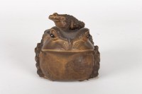 Frog in camphor wood signed by Naohiro III, Taishō era (1912 – 1926)