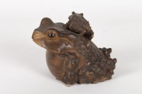 Frog in camphor wood signed by Naohiro III, Taishō era (1912 – 1926)