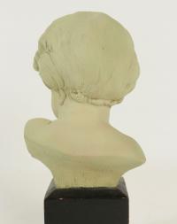 Buste d&#039;enfant en terre cuite, début XXème siècle, signé de GOBET.
