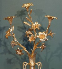 Paire de vases Louis XVI en marbre et bronze doré.