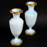 Paire de vases en opaline blanche, bronze doré, XIXème siècle