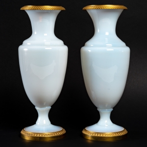 Paire de vases en opaline blanche, bronze doré, XIXème siècle||||||