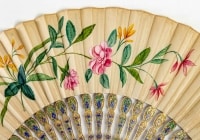 Éventail en soie peinte et filigrane vermeil emaillé, vers 1840