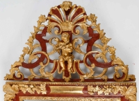 Miroir à fronton ajouré en bois sculpté laqué et doré à décor d’un Putto musicien époque Louis XIV