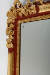 Miroir à fronton ajouré en bois sculpté laqué et doré à décor d’un Putto musicien époque Louis XIV
