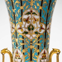 Paire de vases en émaux cloisonnés et bronze à patine dorée, Ferdinand Barbedienne, XIXe siècle.