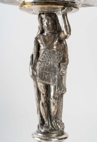 coupe en bronze argenté suportée par une figure de chasseur