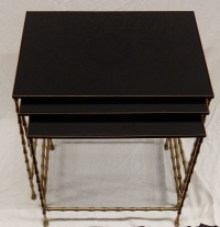 1970′ Tables Gigognes Style Maison Jansen, 3 Plateaux Opaline et Empiètement Bambou et Griffes