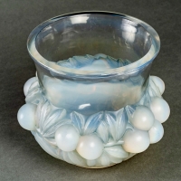 Vase « Prunes » verre opalescent patiné bleu de René LALIQUE