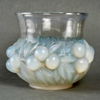 Vase « Prunes » verre opalescent patiné bleu de René LALIQUE