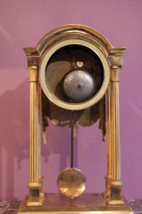 Pendule portique en bronze doré, le cadran émaillé blanc signé Pichon