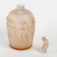 Vase &quot;Douze Figurines avec Bouchon Figurine&quot; Verre Blanc Patiné Sépia de René LALIQUE
