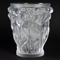 Lalique France, Vase Modèle  &quot;Bacchantes&quot;