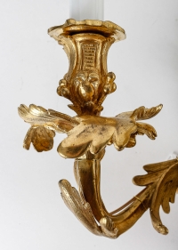 Paire d&#039;appliques à trois bras de lumières de style Louis XV en bronze ciselé et doré vers 1850