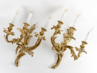 Paire d&#039;appliques à trois bras de lumières de style Louis XV en bronze ciselé et doré vers 1850