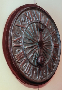 Paire de cadrans d’horloge en plâtre à décors de soleil et de lune.  XIXème siècle