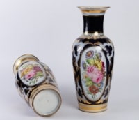 Une paire de vases en porcelaine de Paris de couleur bleu nuit XIXe Napoléon III