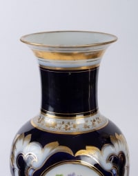 Une paire de vases en porcelaine de Paris de couleur bleu nuit XIXe Napoléon III