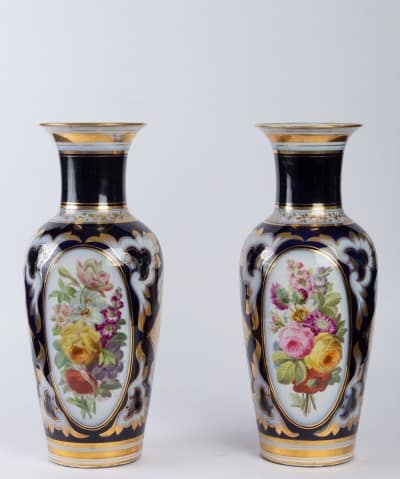Une paire de vases en porcelaine de Paris de couleur bleu nuit XIXe Napoléon III||||||||||||