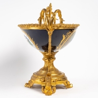 Paire d&#039;aiguières en porcelaine de Sèvres et Coupe en bronze, fin XIXème siècle