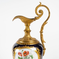 Paire d&#039;aiguières en porcelaine de Sèvres et Coupe en bronze, fin XIXème siècle
