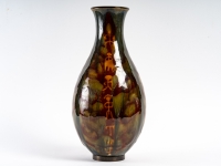 Vase en porcelaine de Sèvres à décor africaniste.