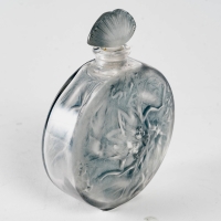 Flacon &quot;Rosace Figurines&quot; verre blanc patiné bleu de René LALIQUE