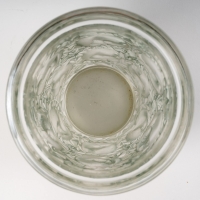Vase &quot;Bagatelle&quot; verre blanc patiné vert de René LALIQUE