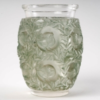 Vase &quot;Bagatelle&quot; verre blanc patiné vert de René LALIQUE