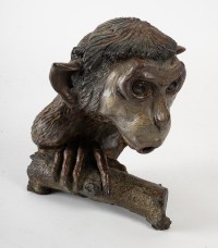 Sculpture en bronze représentant un singe accroché à une branche signé Tassel (4/8)