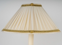 Paire de flambeaux en bronze ciselé et doré montés en lampes de style Louis XVI