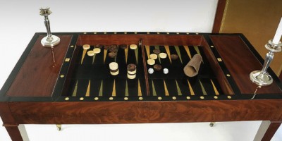 Exposition Un Marchand, Un Artiste - La Galerie MLD ANTIQUITÉS présente une table Tric-Trac époque Directoire||