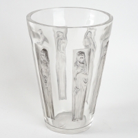 Vase &quot;Gobelet Six Figurines&quot; verre blanc patiné gris de René LALIQUE