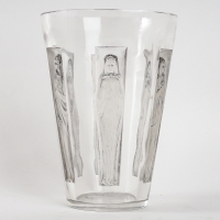 Vase &quot;Gobelet Six Figurines&quot; verre blanc patiné gris de René LALIQUE