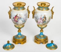 Paire de vases couverts, XIXème siècle