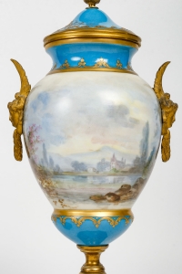Paire de vases couverts, XIXème siècle