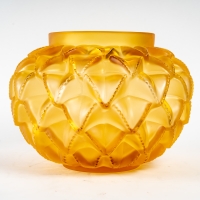 Vase &quot;Languedoc&quot; cristal jaune ambré de LALIQUE FRANCE