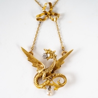 Pendentif « Chimère « Art-nouveau » pouvant se transformer en broche en or