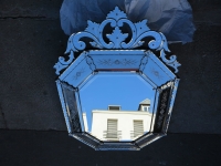 Miroir Venise Octogonal à Fronton avec Fleurs Gravées
