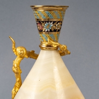 Paire de vases décoratifs en onyx, bronze doré et cloisonné, seconde moitié du XIXe siècle.