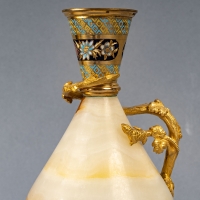 Paire de vases décoratifs en onyx, bronze doré et cloisonné, seconde moitié du XIXe siècle.