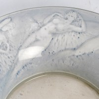 Coupe Plat &quot;Sirènes&quot; verre blanc patiné bleu de René LALIQUE