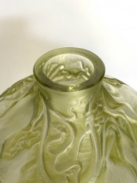 Vase &quot;Courges&quot; verre blanc patiné vert absinthe de René LALIQUE